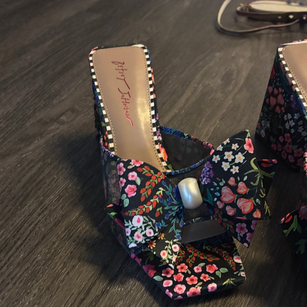 Betsey Johnson Floral Black Mules with Bow - Picture 2 of 3